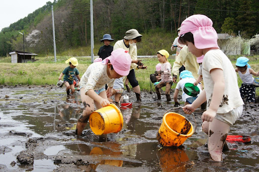 長野県木曽町 泥遊びをする子供たち